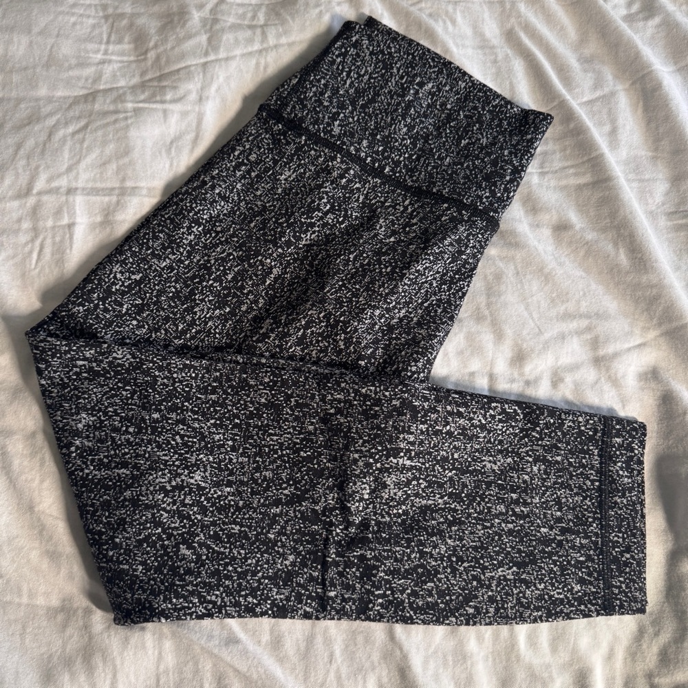 1 🤍 Lululemon Wunder Under Crop (High-Rise) 21"
Luon Suited Jacquard Black White